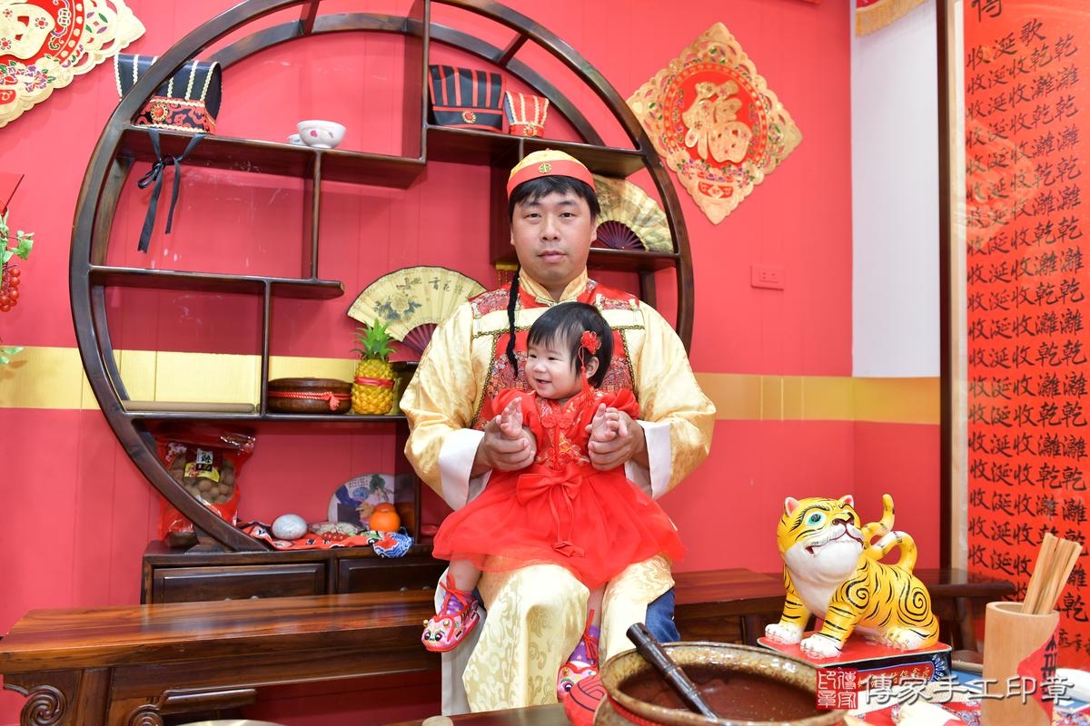 傳家手工印章桃園店、抓周、度晬、中國風會場、抓周道具物品、抓周證書、滿周歲、彤彤寶寶、桃園市、拍照、生日快樂 傳家手工印章桃園店、抓周、度晬、中國風會場、抓周道具物品、抓周證書、滿周歲、彤彤寶寶、桃園市、拍照、生日快樂