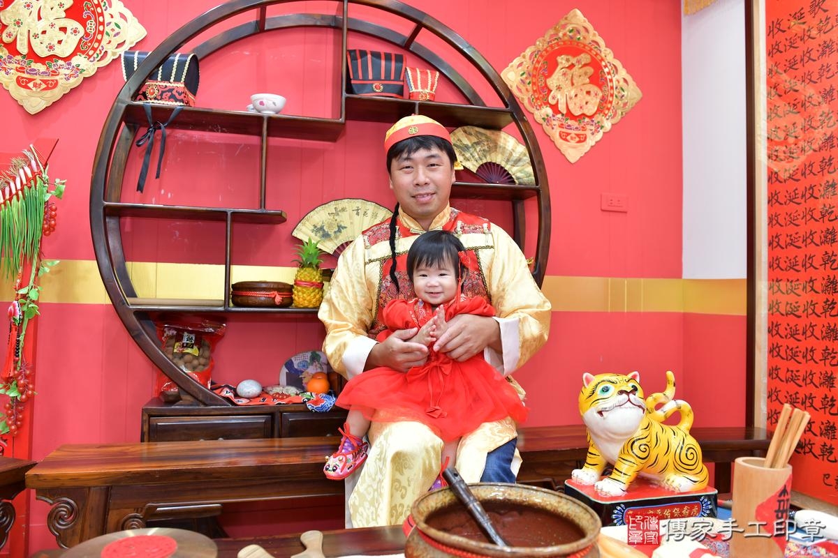 傳家手工印章桃園店、抓周、度晬、中國風會場、抓周道具物品、抓周證書、滿周歲、彤彤寶寶、桃園市、拍照、生日快樂 傳家手工印章桃園店、抓周、度晬、中國風會場、抓周道具物品、抓周證書、滿周歲、彤彤寶寶、桃園市、拍照、生日快樂