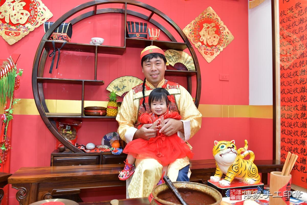 傳家手工印章桃園店、抓周、度晬、中國風會場、抓周道具物品、抓周證書、滿周歲、彤彤寶寶、桃園市、拍照、生日快樂 傳家手工印章桃園店、抓周、度晬、中國風會場、抓周道具物品、抓周證書、滿周歲、彤彤寶寶、桃園市、拍照、生日快樂