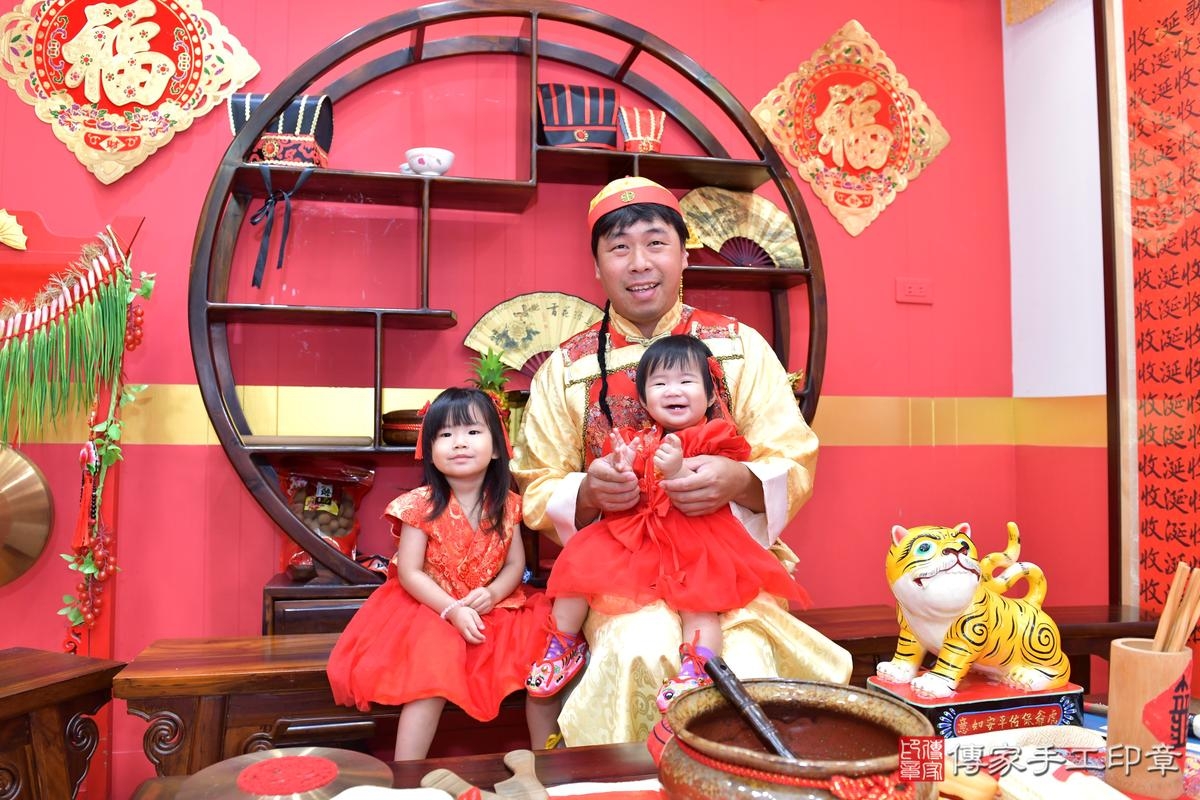 傳家手工印章桃園店、抓周、度晬、中國風會場、抓周道具物品、抓周證書、滿周歲、彤彤寶寶、桃園市、拍照、生日快樂 傳家手工印章桃園店、抓周、度晬、中國風會場、抓周道具物品、抓周證書、滿周歲、彤彤寶寶、桃園市、拍照、生日快樂