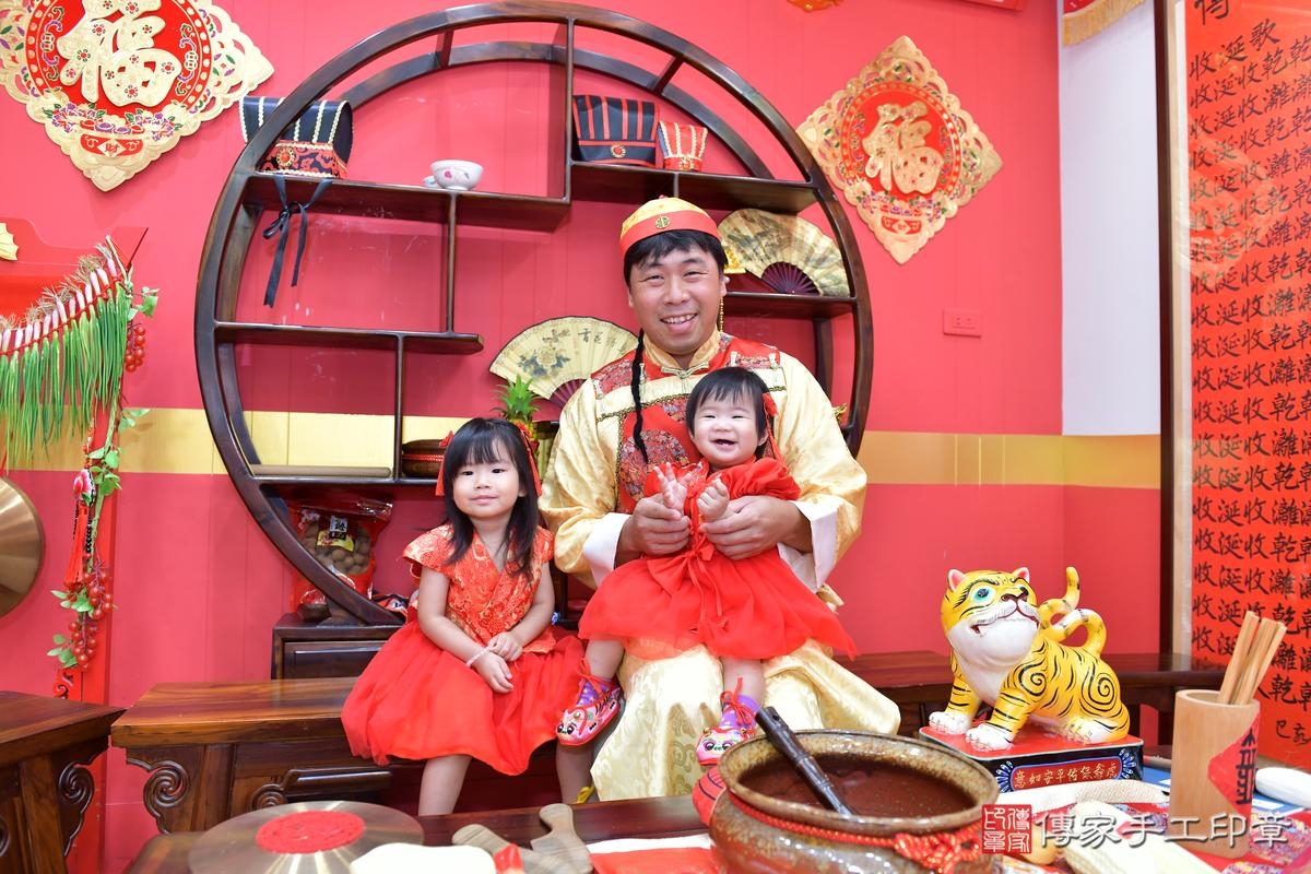 傳家手工印章桃園店、抓周、度晬、中國風會場、抓周道具物品、抓周證書、滿周歲、彤彤寶寶、桃園市、拍照、生日快樂 傳家手工印章桃園店、抓周、度晬、中國風會場、抓周道具物品、抓周證書、滿周歲、彤彤寶寶、桃園市、拍照、生日快樂