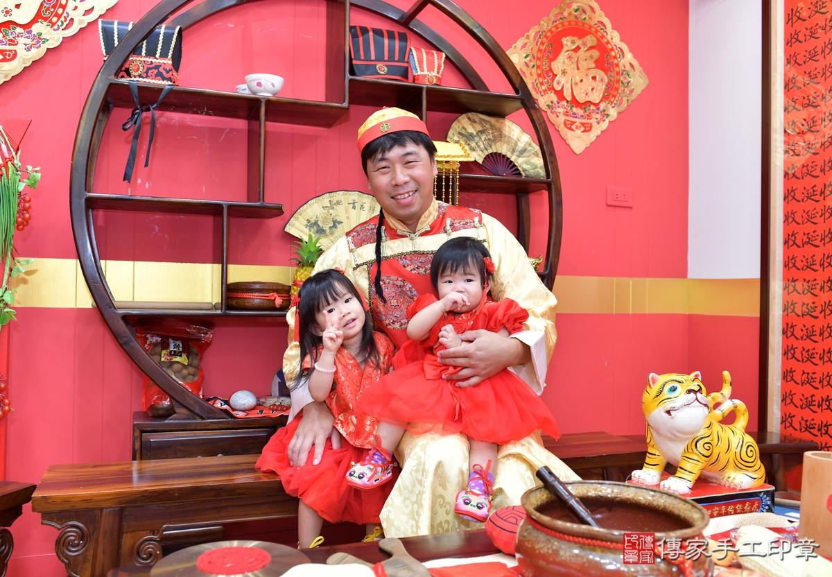 傳家手工印章桃園店、抓周、度晬、中國風會場、抓周道具物品、抓周證書、滿周歲、彤彤寶寶、桃園市、拍照、生日快樂 傳家手工印章桃園店、抓周、度晬、中國風會場、抓周道具物品、抓周證書、滿周歲、彤彤寶寶、桃園市、拍照、生日快樂