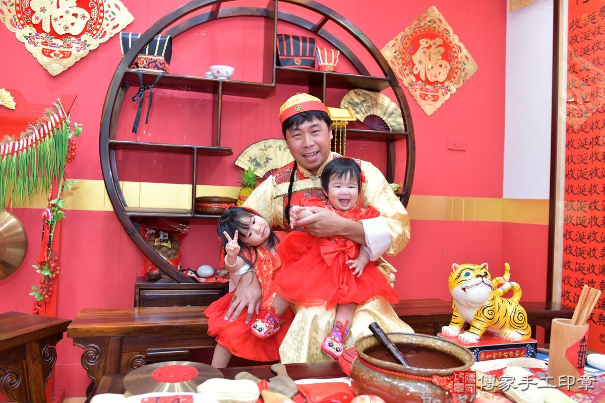 傳家手工印章桃園店、抓周、度晬、中國風會場、抓周道具物品、抓周證書、滿周歲、彤彤寶寶、桃園市、拍照、生日快樂 傳家手工印章桃園店、抓周、度晬、中國風會場、抓周道具物品、抓周證書、滿周歲、彤彤寶寶、桃園市、拍照、生日快樂