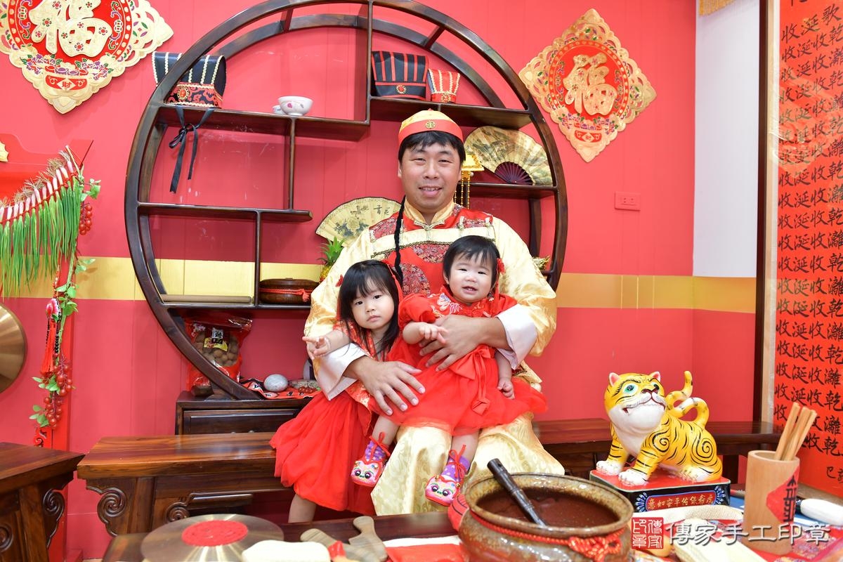 傳家手工印章桃園店、抓周、度晬、中國風會場、抓周道具物品、抓周證書、滿周歲、彤彤寶寶、桃園市、拍照、生日快樂 傳家手工印章桃園店、抓周、度晬、中國風會場、抓周道具物品、抓周證書、滿周歲、彤彤寶寶、桃園市、拍照、生日快樂