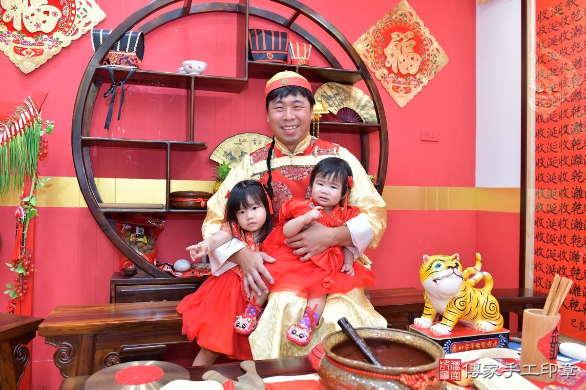 傳家手工印章桃園店、抓周、度晬、中國風會場、抓周道具物品、抓周證書、滿周歲、彤彤寶寶、桃園市、拍照、生日快樂 傳家手工印章桃園店、抓周、度晬、中國風會場、抓周道具物品、抓周證書、滿周歲、彤彤寶寶、桃園市、拍照、生日快樂