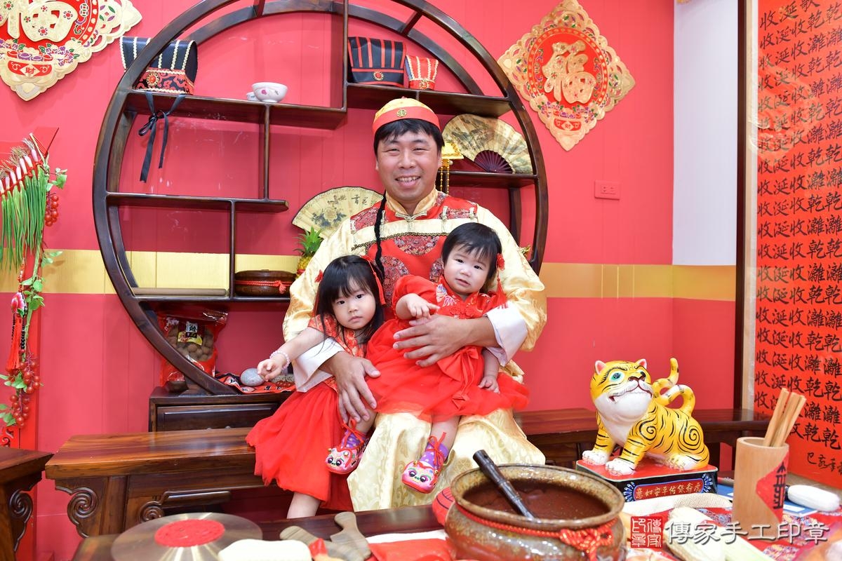 傳家手工印章桃園店、抓周、度晬、中國風會場、抓周道具物品、抓周證書、滿周歲、彤彤寶寶、桃園市、拍照、生日快樂 傳家手工印章桃園店、抓周、度晬、中國風會場、抓周道具物品、抓周證書、滿周歲、彤彤寶寶、桃園市、拍照、生日快樂