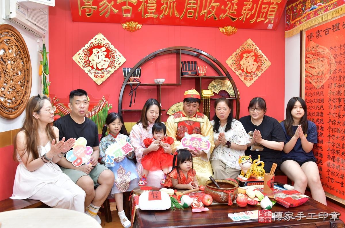 傳家手工印章桃園店、抓周、度晬、中國風會場、抓周道具物品、抓周證書、滿周歲、彤彤寶寶、桃園市、拍照、生日快樂 傳家手工印章桃園店、抓周、度晬、中國風會場、抓周道具物品、抓周證書、滿周歲、彤彤寶寶、桃園市、拍照、生日快樂