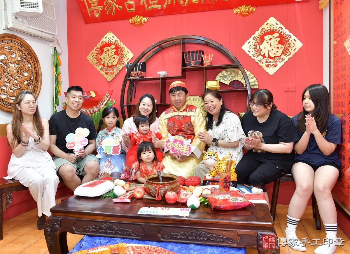 傳家手工印章桃園店、抓周、度晬、中國風會場、抓周道具物品、抓周證書、滿周歲、彤彤寶寶、桃園市、拍照、生日快樂 傳家手工印章桃園店、抓周、度晬、中國風會場、抓周道具物品、抓周證書、滿周歲、彤彤寶寶、桃園市、拍照、生日快樂