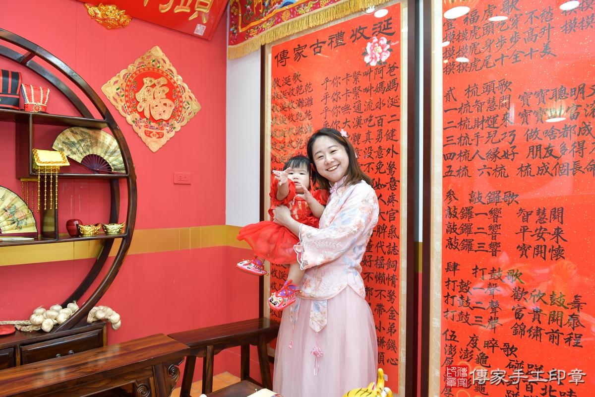 傳家手工印章桃園店、抓周、度晬、中國風會場、抓周道具物品、抓周證書、滿周歲、彤彤寶寶、桃園市、拍照、生日快樂 傳家手工印章桃園店、抓周、度晬、中國風會場、抓周道具物品、抓周證書、滿周歲、彤彤寶寶、桃園市、拍照、生日快樂