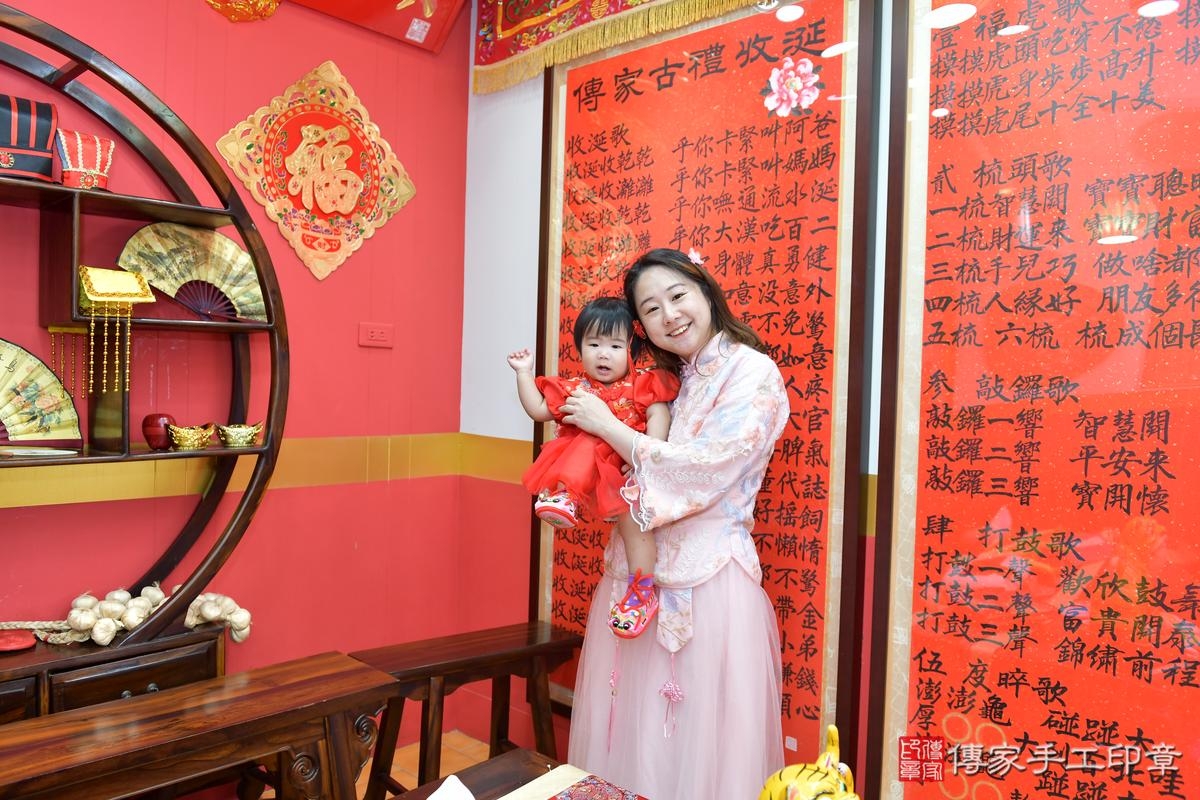 傳家手工印章桃園店、抓周、度晬、中國風會場、抓周道具物品、抓周證書、滿周歲、彤彤寶寶、桃園市、拍照、生日快樂 傳家手工印章桃園店、抓周、度晬、中國風會場、抓周道具物品、抓周證書、滿周歲、彤彤寶寶、桃園市、拍照、生日快樂