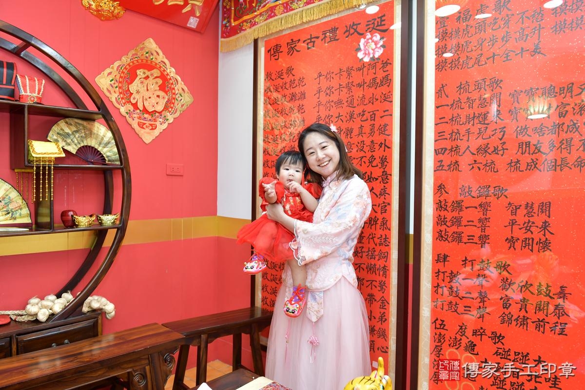 傳家手工印章桃園店、抓周、度晬、中國風會場、抓周道具物品、抓周證書、滿周歲、彤彤寶寶、桃園市、拍照、生日快樂 傳家手工印章桃園店、抓周、度晬、中國風會場、抓周道具物品、抓周證書、滿周歲、彤彤寶寶、桃園市、拍照、生日快樂