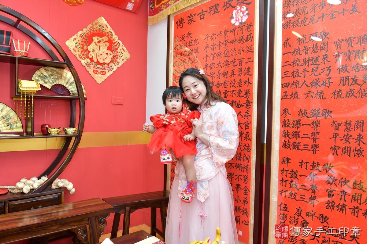 傳家手工印章桃園店、抓周、度晬、中國風會場、抓周道具物品、抓周證書、滿周歲、彤彤寶寶、桃園市、拍照、生日快樂 傳家手工印章桃園店、抓周、度晬、中國風會場、抓周道具物品、抓周證書、滿周歲、彤彤寶寶、桃園市、拍照、生日快樂