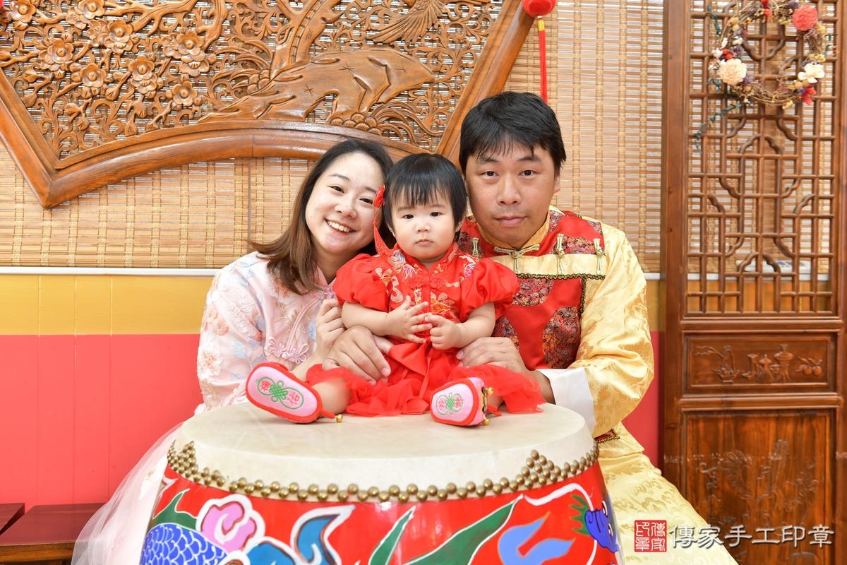 傳家手工印章桃園店、抓周、度晬、中國風會場、抓周道具物品、抓周證書、滿周歲、彤彤寶寶、桃園市、拍照、生日快樂 傳家手工印章桃園店、抓周、度晬、中國風會場、抓周道具物品、抓周證書、滿周歲、彤彤寶寶、桃園市、拍照、生日快樂