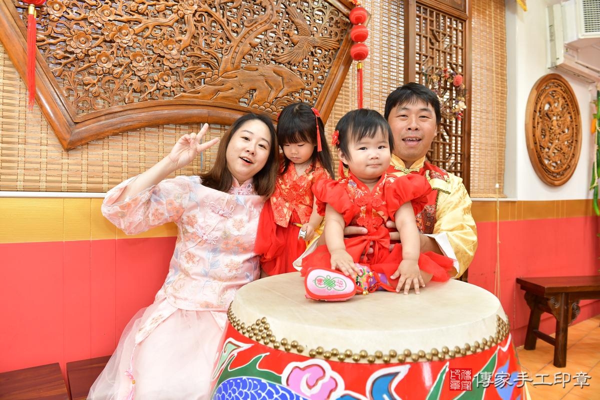 傳家手工印章桃園店、抓周、度晬、中國風會場、抓周道具物品、抓周證書、滿周歲、彤彤寶寶、桃園市、拍照、生日快樂 傳家手工印章桃園店、抓周、度晬、中國風會場、抓周道具物品、抓周證書、滿周歲、彤彤寶寶、桃園市、拍照、生日快樂