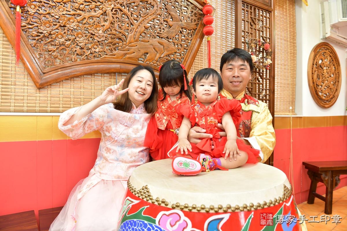 傳家手工印章桃園店、抓周、度晬、中國風會場、抓周道具物品、抓周證書、滿周歲、彤彤寶寶、桃園市、拍照、生日快樂 傳家手工印章桃園店、抓周、度晬、中國風會場、抓周道具物品、抓周證書、滿周歲、彤彤寶寶、桃園市、拍照、生日快樂