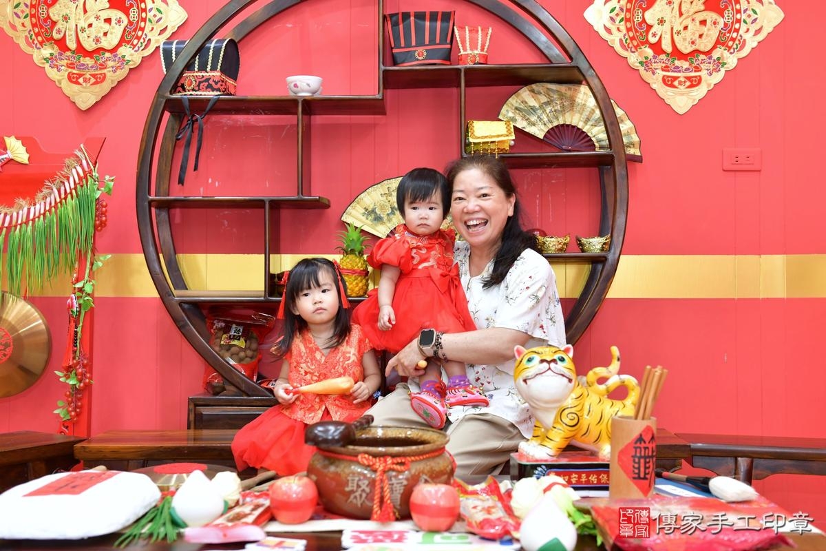 傳家手工印章桃園店、抓周、度晬、中國風會場、抓周道具物品、抓周證書、滿周歲、彤彤寶寶、桃園市、拍照、生日快樂 傳家手工印章桃園店、抓周、度晬、中國風會場、抓周道具物品、抓周證書、滿周歲、彤彤寶寶、桃園市、拍照、生日快樂