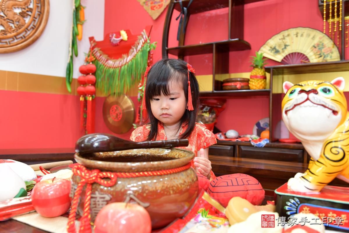 傳家手工印章桃園店、抓周、度晬、中國風會場、抓周道具物品、抓周證書、滿周歲、彤彤寶寶、桃園市、拍照、生日快樂 傳家手工印章桃園店、抓周、度晬、中國風會場、抓周道具物品、抓周證書、滿周歲、彤彤寶寶、桃園市、拍照、生日快樂