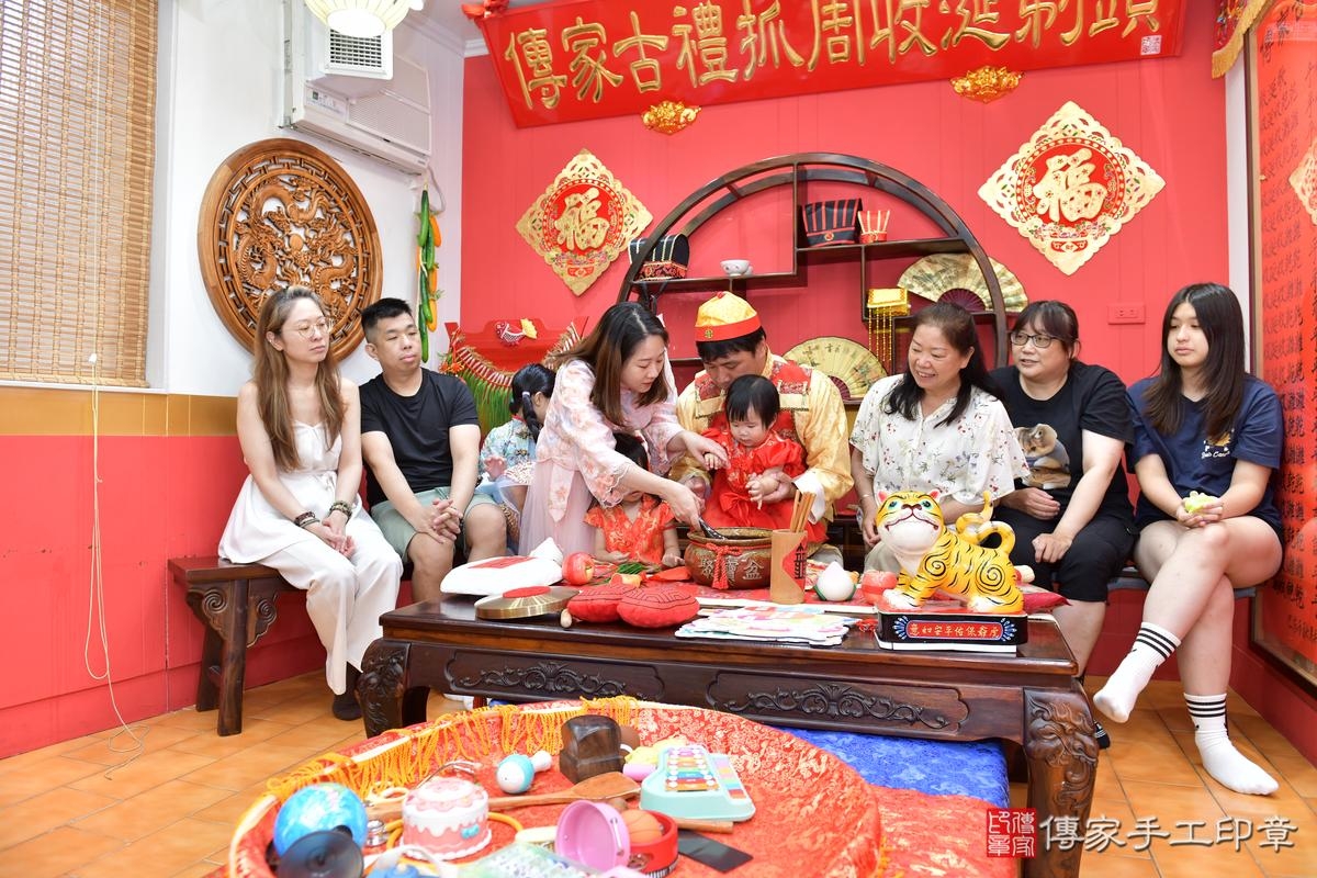 傳家手工印章桃園店、抓周、度晬、中國風會場、抓周道具物品、抓周證書、滿周歲、彤彤寶寶、桃園市、拍照、生日快樂 傳家手工印章桃園店、抓周、度晬、中國風會場、抓周道具物品、抓周證書、滿周歲、彤彤寶寶、桃園市、拍照、生日快樂