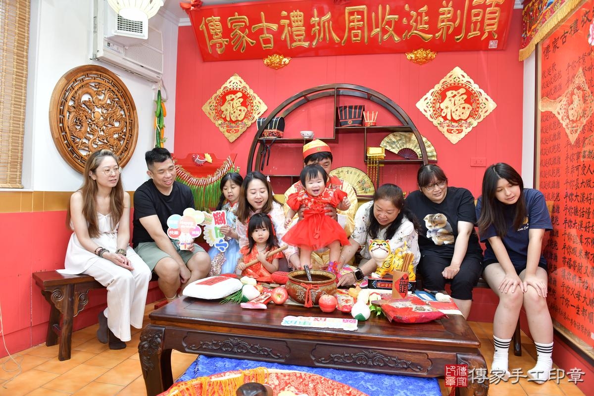 傳家手工印章桃園店、抓周、度晬、中國風會場、抓周道具物品、抓周證書、滿周歲、彤彤寶寶、桃園市、拍照、生日快樂 傳家手工印章桃園店、抓周、度晬、中國風會場、抓周道具物品、抓周證書、滿周歲、彤彤寶寶、桃園市、拍照、生日快樂