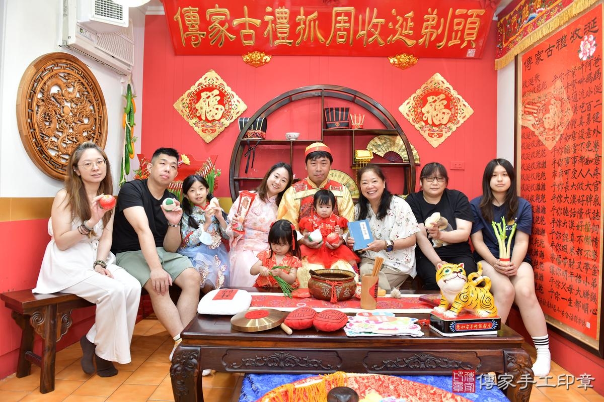 傳家手工印章桃園店、抓周、度晬、中國風會場、抓周道具物品、抓周證書、滿周歲、彤彤寶寶、桃園市、拍照、生日快樂 傳家手工印章桃園店、抓周、度晬、中國風會場、抓周道具物品、抓周證書、滿周歲、彤彤寶寶、桃園市、拍照、生日快樂