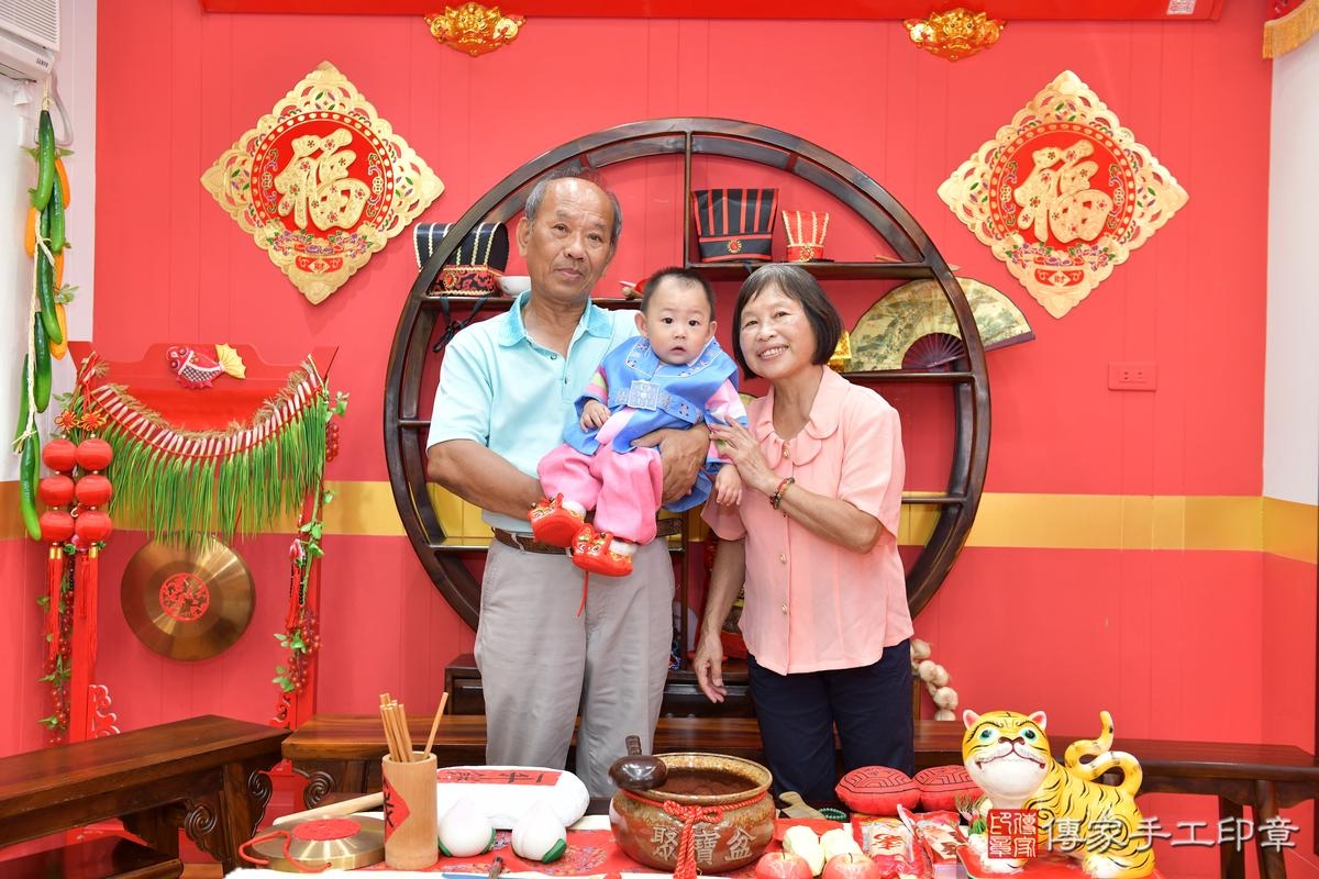 傳家手工印章桃園店、抓周、度晬、中國風會場、抓周道具物品、抓周證書、滿周歲、廷廷寶寶、桃園市、拍照、生日快樂 傳家手工印章桃園店、抓周、度晬、中國風會場、抓周道具物品、抓周證書、滿周歲、廷廷寶寶、桃園市、拍照、生日快樂