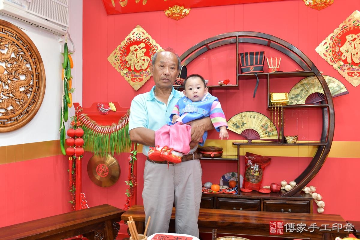 傳家手工印章桃園店、抓周、度晬、中國風會場、抓周道具物品、抓周證書、滿周歲、廷廷寶寶、桃園市、拍照、生日快樂 傳家手工印章桃園店、抓周、度晬、中國風會場、抓周道具物品、抓周證書、滿周歲、廷廷寶寶、桃園市、拍照、生日快樂