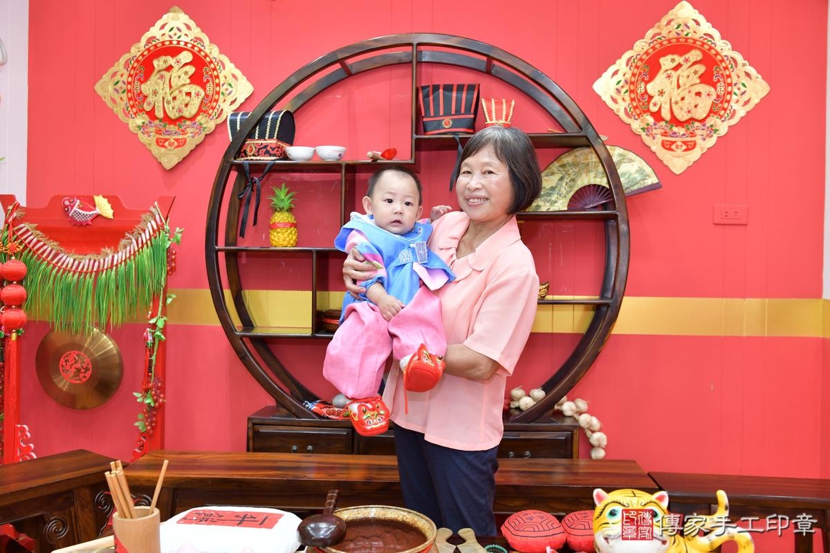 傳家手工印章桃園店、抓周、度晬、中國風會場、抓周道具物品、抓周證書、滿周歲、廷廷寶寶、桃園市、拍照、生日快樂 傳家手工印章桃園店、抓周、度晬、中國風會場、抓周道具物品、抓周證書、滿周歲、廷廷寶寶、桃園市、拍照、生日快樂