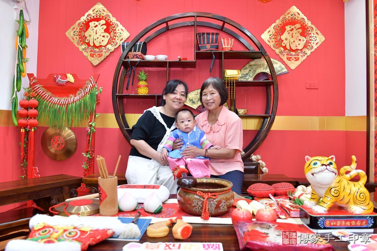 傳家手工印章桃園店、抓周、度晬、中國風會場、抓周道具物品、抓周證書、滿周歲、廷廷寶寶、桃園市、拍照、生日快樂 傳家手工印章桃園店、抓周、度晬、中國風會場、抓周道具物品、抓周證書、滿周歲、廷廷寶寶、桃園市、拍照、生日快樂