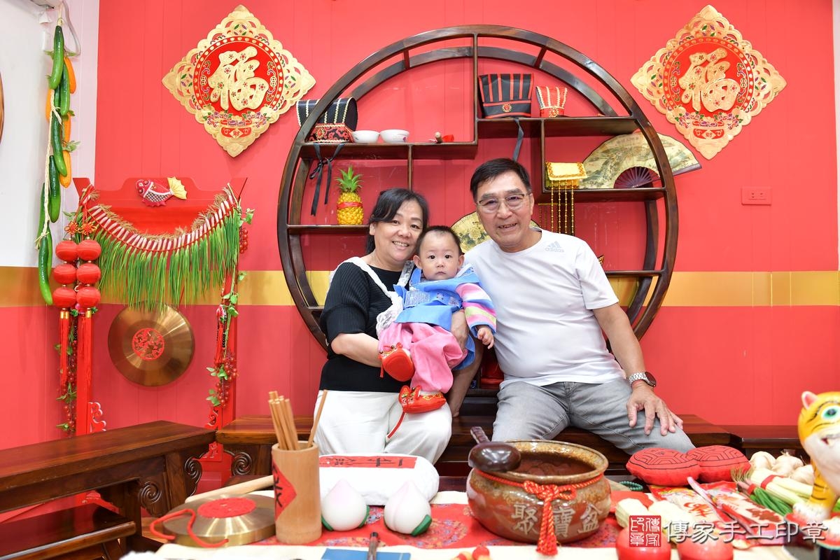 傳家手工印章桃園店、抓周、度晬、中國風會場、抓周道具物品、抓周證書、滿周歲、廷廷寶寶、桃園市、拍照、生日快樂 傳家手工印章桃園店、抓周、度晬、中國風會場、抓周道具物品、抓周證書、滿周歲、廷廷寶寶、桃園市、拍照、生日快樂