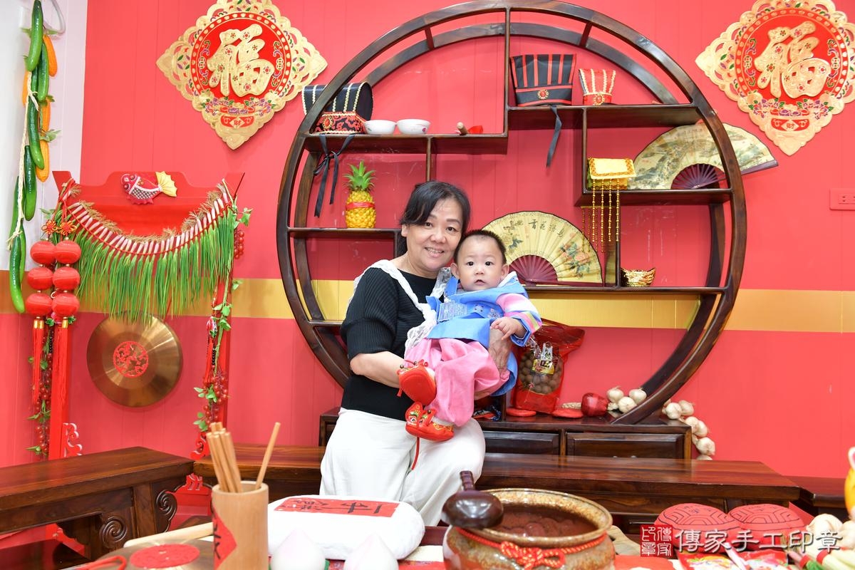 傳家手工印章桃園店、抓周、度晬、中國風會場、抓周道具物品、抓周證書、滿周歲、廷廷寶寶、桃園市、拍照、生日快樂 傳家手工印章桃園店、抓周、度晬、中國風會場、抓周道具物品、抓周證書、滿周歲、廷廷寶寶、桃園市、拍照、生日快樂
