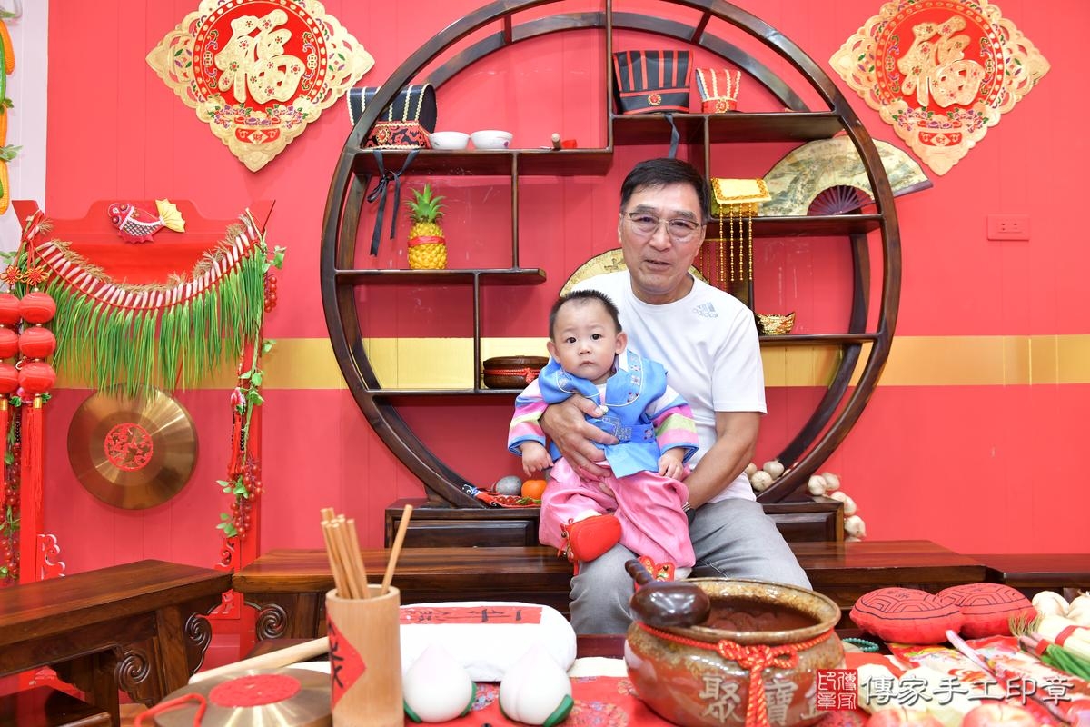 傳家手工印章桃園店、抓周、度晬、中國風會場、抓周道具物品、抓周證書、滿周歲、廷廷寶寶、桃園市、拍照、生日快樂 傳家手工印章桃園店、抓周、度晬、中國風會場、抓周道具物品、抓周證書、滿周歲、廷廷寶寶、桃園市、拍照、生日快樂