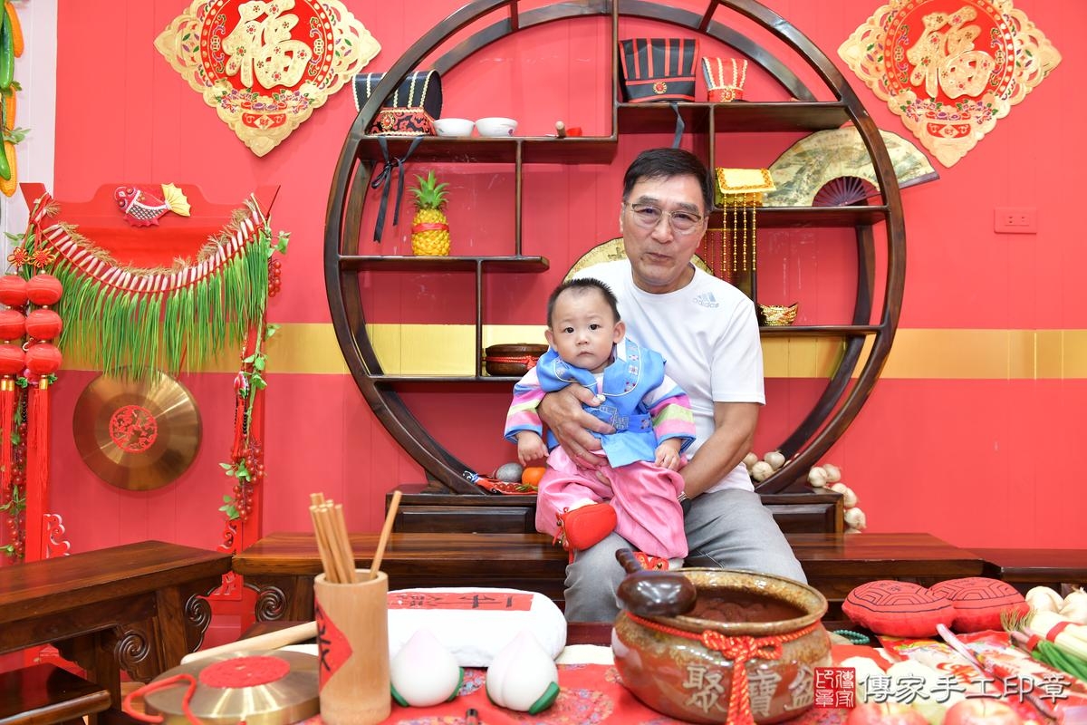 傳家手工印章桃園店、抓周、度晬、中國風會場、抓周道具物品、抓周證書、滿周歲、廷廷寶寶、桃園市、拍照、生日快樂 傳家手工印章桃園店、抓周、度晬、中國風會場、抓周道具物品、抓周證書、滿周歲、廷廷寶寶、桃園市、拍照、生日快樂