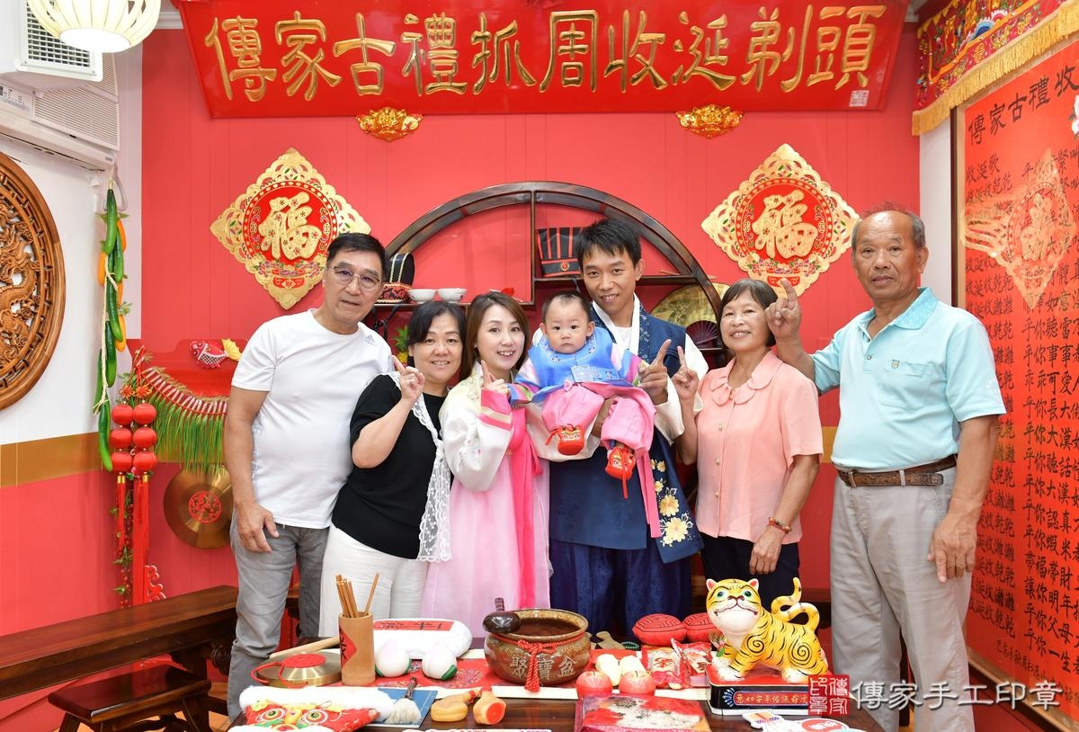 傳家手工印章桃園店、抓周、度晬、中國風會場、抓周道具物品、抓周證書、滿周歲、廷廷寶寶、桃園市、拍照、生日快樂 傳家手工印章桃園店、抓周、度晬、中國風會場、抓周道具物品、抓周證書、滿周歲、廷廷寶寶、桃園市、拍照、生日快樂