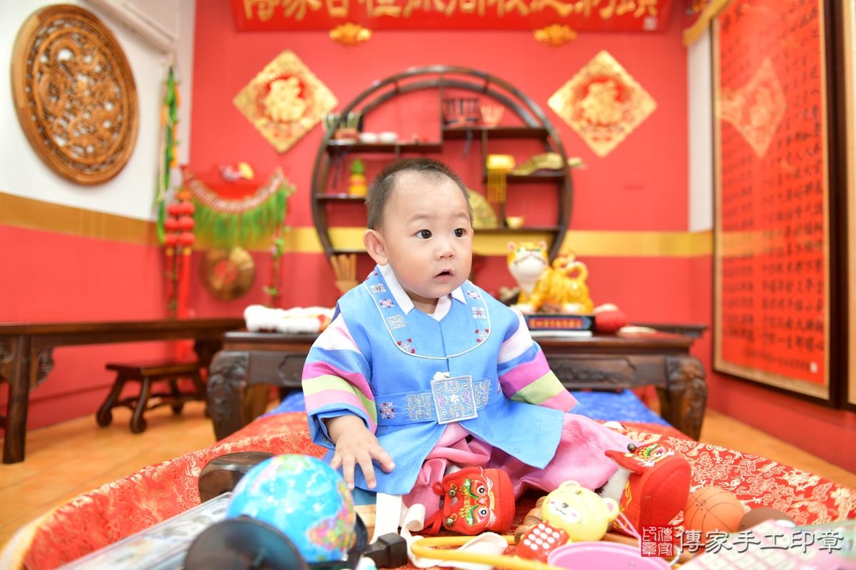 傳家手工印章桃園店、抓周、度晬、中國風會場、抓周道具物品、抓周證書、滿周歲、廷廷寶寶、桃園市、拍照、生日快樂 傳家手工印章桃園店、抓周、度晬、中國風會場、抓周道具物品、抓周證書、滿周歲、廷廷寶寶、桃園市、拍照、生日快樂