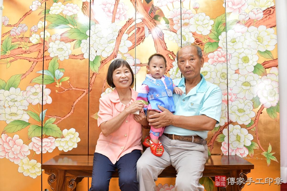 傳家手工印章桃園店、抓周、度晬、中國風會場、抓周道具物品、抓周證書、滿周歲、廷廷寶寶、桃園市、拍照、生日快樂 傳家手工印章桃園店、抓周、度晬、中國風會場、抓周道具物品、抓周證書、滿周歲、廷廷寶寶、桃園市、拍照、生日快樂