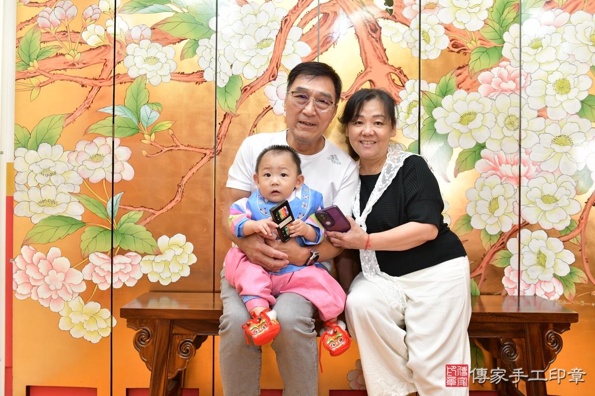 傳家手工印章桃園店、抓周、度晬、中國風會場、抓周道具物品、抓周證書、滿周歲、廷廷寶寶、桃園市、拍照、生日快樂 傳家手工印章桃園店、抓周、度晬、中國風會場、抓周道具物品、抓周證書、滿周歲、廷廷寶寶、桃園市、拍照、生日快樂