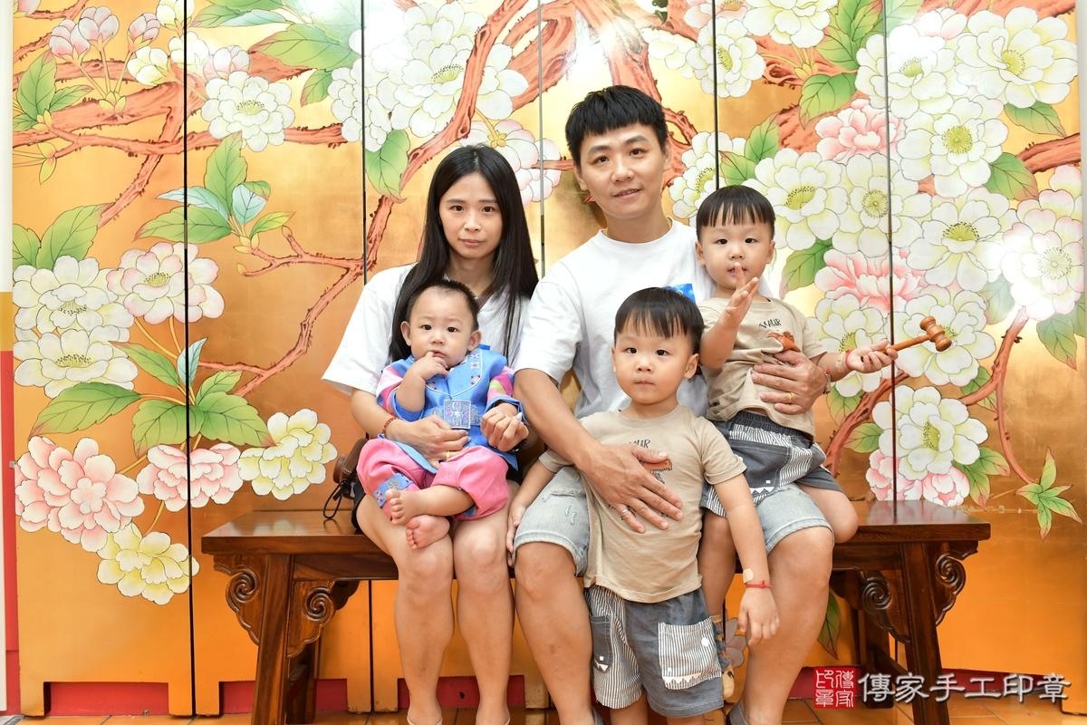 傳家手工印章桃園店、抓周、度晬、中國風會場、抓周道具物品、抓周證書、滿周歲、廷廷寶寶、桃園市、拍照、生日快樂 傳家手工印章桃園店、抓周、度晬、中國風會場、抓周道具物品、抓周證書、滿周歲、廷廷寶寶、桃園市、拍照、生日快樂