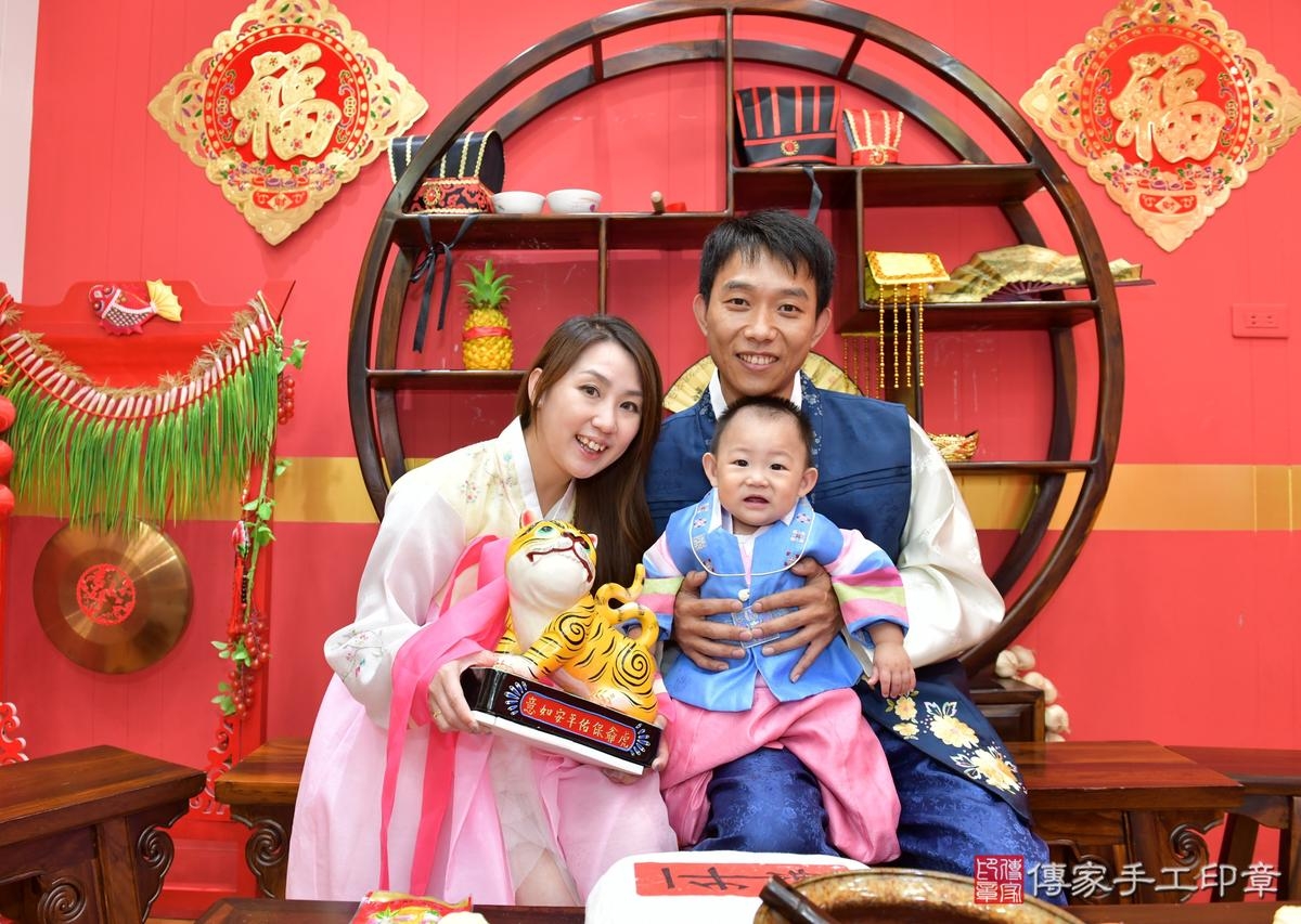 傳家手工印章桃園店、抓周、度晬、中國風會場、抓周道具物品、抓周證書、滿周歲、廷廷寶寶、桃園市、拍照、生日快樂 傳家手工印章桃園店、抓周、度晬、中國風會場、抓周道具物品、抓周證書、滿周歲、廷廷寶寶、桃園市、拍照、生日快樂