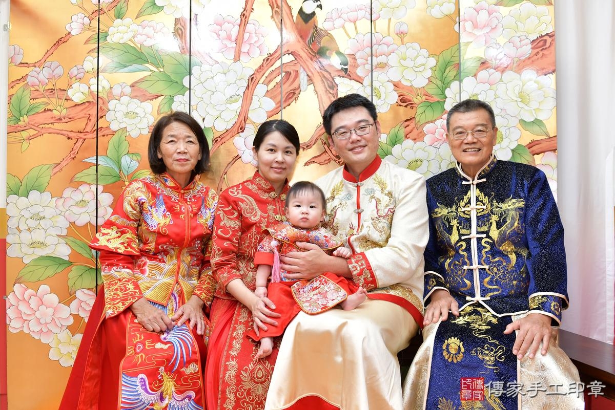 傳家手工印章桃園店、抓周、度晬、中國風會場、抓周道具物品、抓周證書、滿周歲、小桃子寶寶、桃園市、拍照、生日快樂