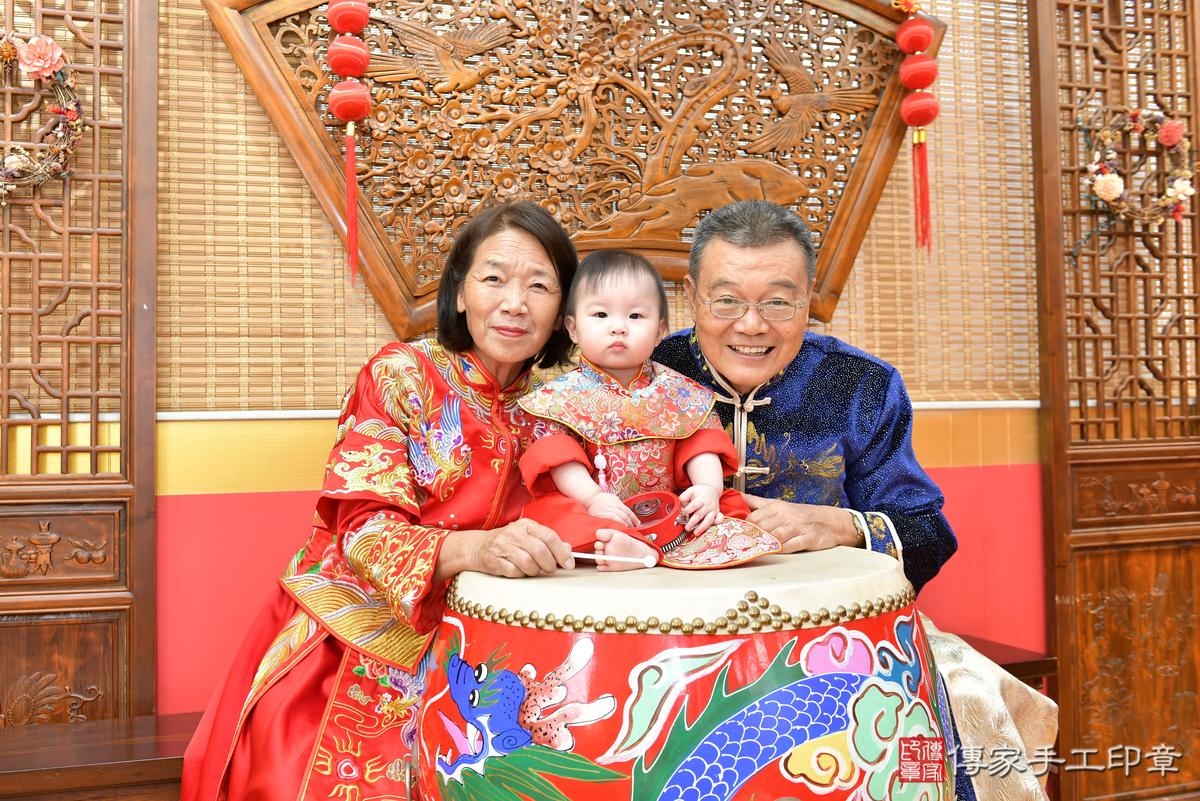 傳家手工印章桃園店、抓周、度晬、中國風會場、抓周道具物品、抓周證書、滿周歲、小桃子寶寶、桃園市、拍照、生日快樂