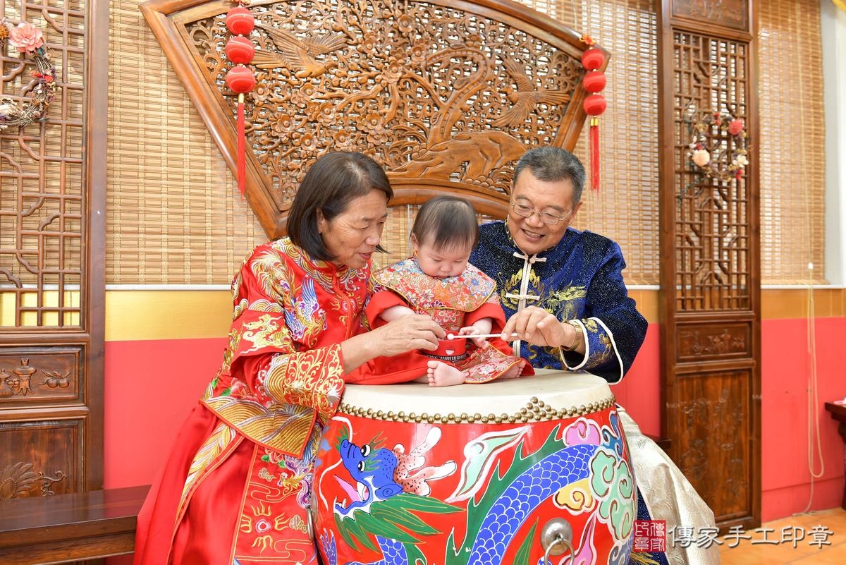 傳家手工印章桃園店、抓周、度晬、中國風會場、抓周道具物品、抓周證書、滿周歲、小桃子寶寶、桃園市、拍照、生日快樂