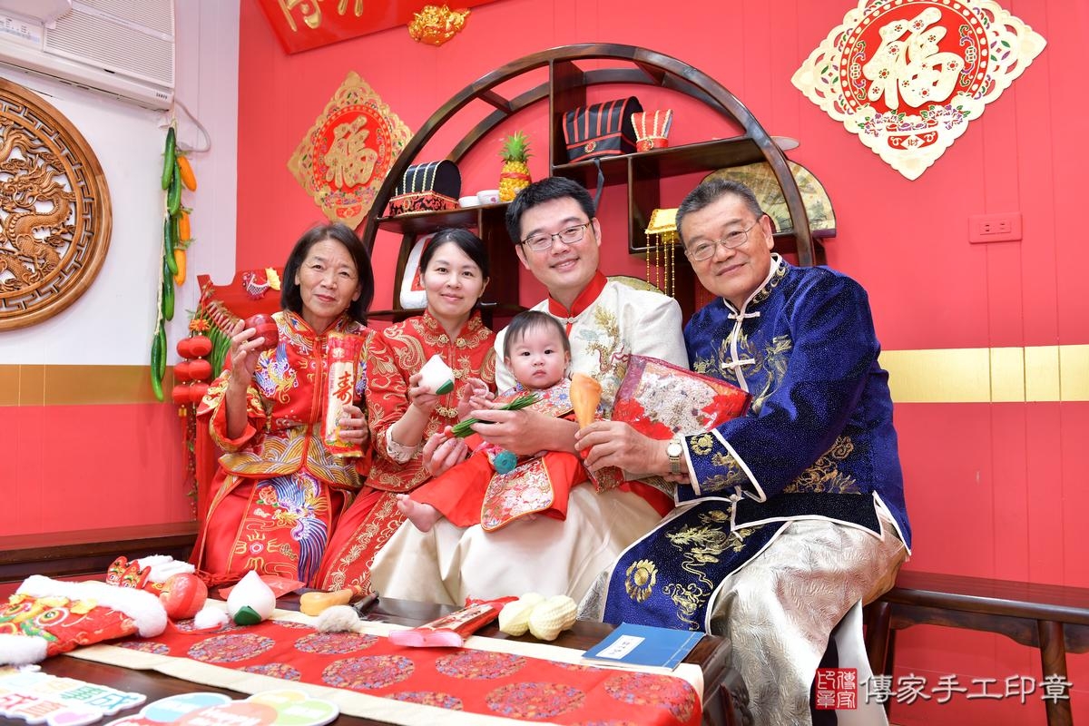 傳家手工印章桃園店、抓周、度晬、中國風會場、抓周道具物品、抓周證書、滿周歲、小桃子寶寶、桃園市、拍照、生日快樂