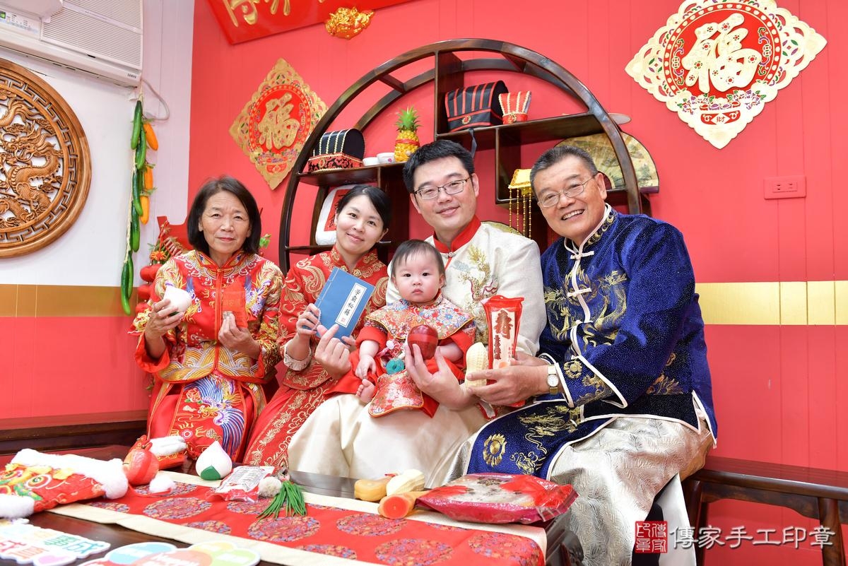 傳家手工印章桃園店、抓周、度晬、中國風會場、抓周道具物品、抓周證書、滿周歲、小桃子寶寶、桃園市、拍照、生日快樂