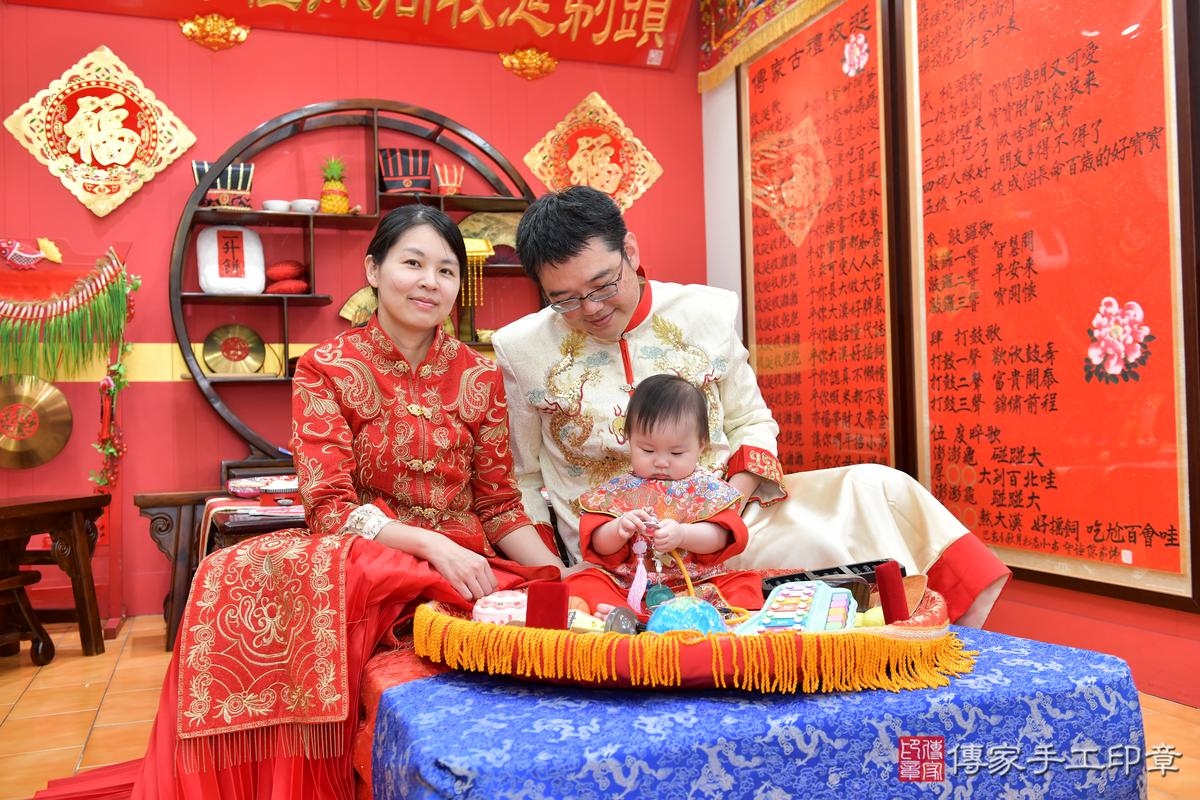 傳家手工印章桃園店、抓周、度晬、中國風會場、抓周道具物品、抓周證書、滿周歲、小桃子寶寶、桃園市、拍照、生日快樂