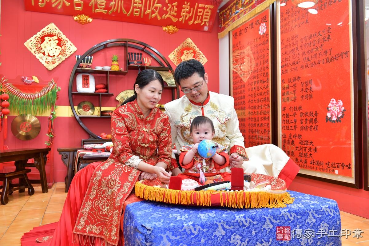 傳家手工印章桃園店、抓周、度晬、中國風會場、抓周道具物品、抓周證書、滿周歲、小桃子寶寶、桃園市、拍照、生日快樂