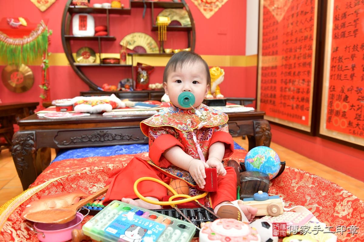 傳家手工印章桃園店、抓周、度晬、中國風會場、抓周道具物品、抓周證書、滿周歲、小桃子寶寶、桃園市、拍照、生日快樂