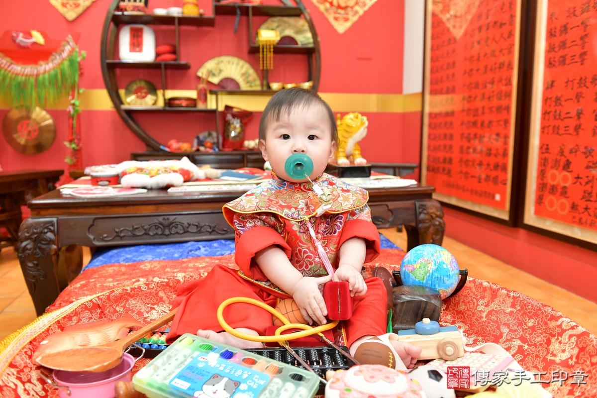 傳家手工印章桃園店、抓周、度晬、中國風會場、抓周道具物品、抓周證書、滿周歲、小桃子寶寶、桃園市、拍照、生日快樂