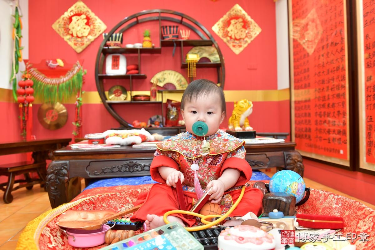 傳家手工印章桃園店、抓周、度晬、中國風會場、抓周道具物品、抓周證書、滿周歲、小桃子寶寶、桃園市、拍照、生日快樂