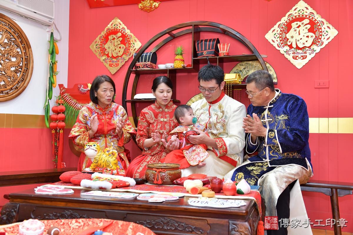 傳家手工印章桃園店、抓周、度晬、中國風會場、抓周道具物品、抓周證書、滿周歲、小桃子寶寶、桃園市、拍照、生日快樂