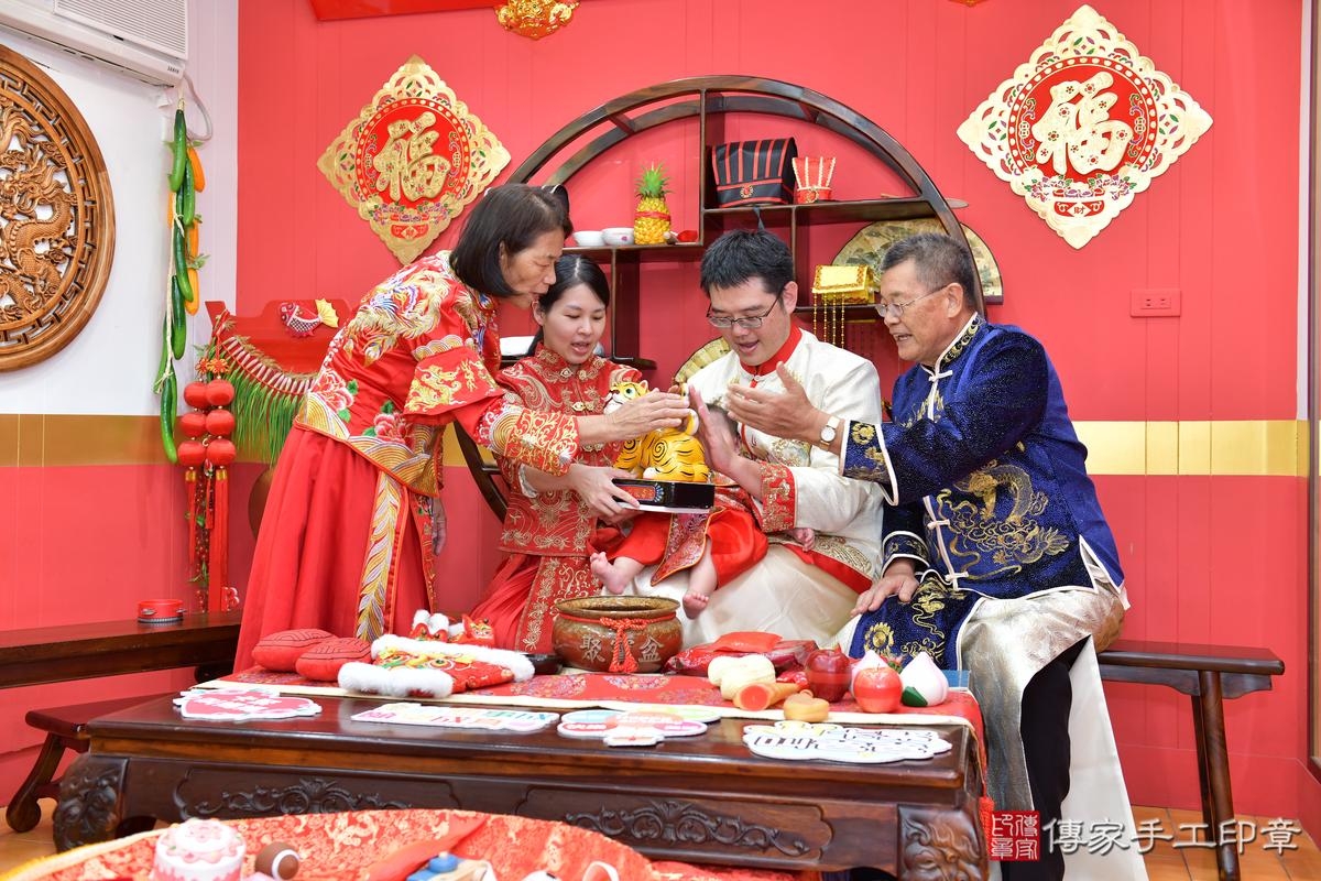 傳家手工印章桃園店、抓周、度晬、中國風會場、抓周道具物品、抓周證書、滿周歲、小桃子寶寶、桃園市、拍照、生日快樂